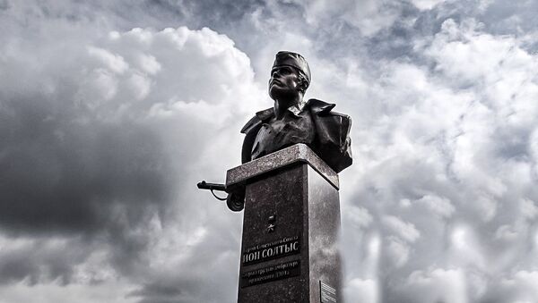 Экс-президент Молдовы Додон открыл памятник Иону Солтысу в Минске – видео - Sputnik Молдова