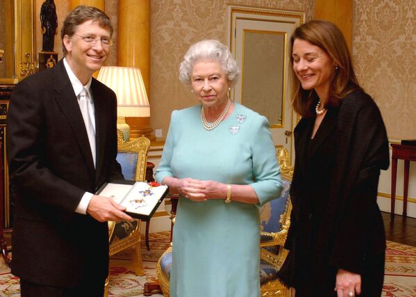 Билл Гейтс с супругой Мелиндой на встрече с королевой Великобритании Елизаветой II, 2005 год - Sputnik Moldova-România