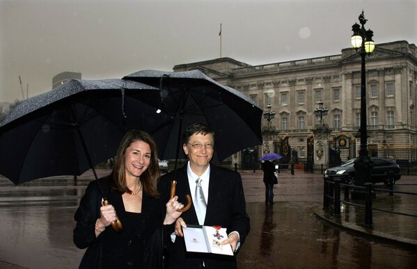 Билл Гейтс с супругой Мелиндой у Букингемского дворца в Лондоне, 2005 год - Sputnik Moldova-România
