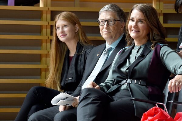 Билл Гейтс с супругой Мелиндой и младшей дочерью Фиби Адель, 2017 год - Sputnik Moldova-România
