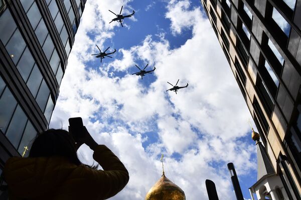 Ударные вертолеты Ми-28Н Ночной охотник в небе во время репетиции воздушной части парада в честь 76-летия Победы в Великой Отечественной войне в Москве - Sputnik Молдова
