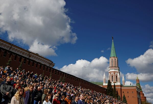 Зрители наблюдают за репетицией парада в честь Дня Победы, который знаменует годовщину победы над нацистской Германией во Второй мировой войне, на Красной площади в центре Москвы, Россия - Sputnik Молдова