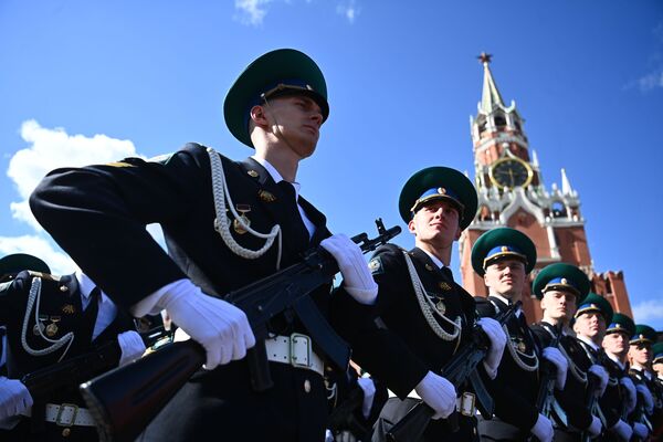 Военнослужащие парадных расчетов во время генеральной репетиции парада в честь 76-й годовщины Победы в Великой Отечественной войне в Москве - Sputnik Молдова