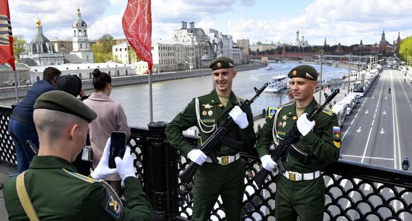 Российские военнослужащие позируют для фотографии, стоя на мосту через Москву-реку в Москве - Sputnik Молдова