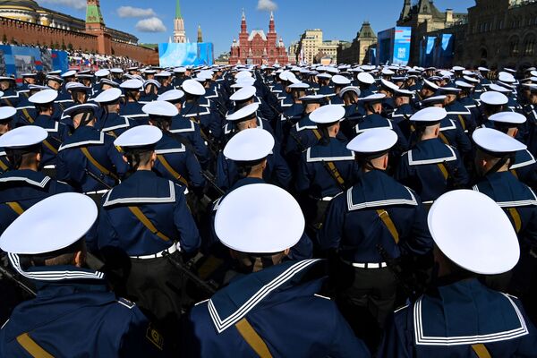 Российские моряки на Красной площади в Москве перед репетицией военного парада в честь Дня Победы - Sputnik Молдова