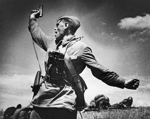 Marele Război pentru Apărarea Patriei din 1941-1945. „Combat-ul” lui Maks Alpert. Ofițerul politic subordonat al Regimentului 220 Infanterie din Divizia 4 Infanterie a Armatei 18, Aleksei Eremenko, l-a înlocuit pe comandantul companiei rănit și a murit în timp ce ridica luptătorii într-un contraatac. Satul Horoșee, districtul Slavianoserbski, regiunea Lugansk. - Sputnik Moldova-România