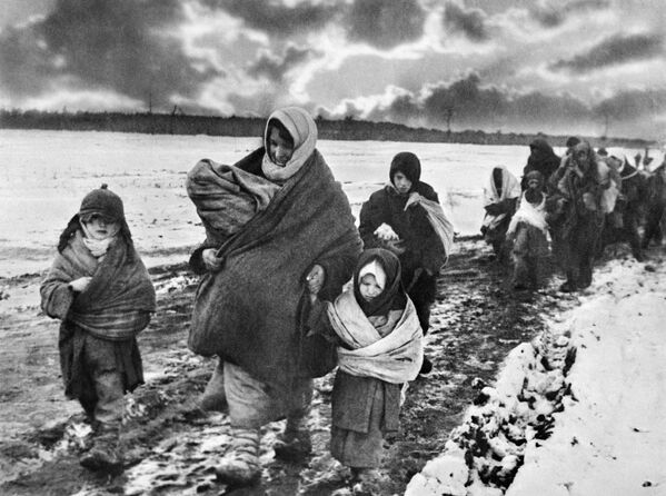 Femeile și copiii sovietici se întorc acasă. Titlul de autor al fotografiei este „La satul natal”. - Sputnik Moldova-România