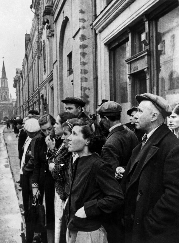 Жители столицы 22 июня 1941 года во время объявления по радио правительственного сообщения о вероломном нападении фашистской Германии на Советский Союз - Sputnik Молдова