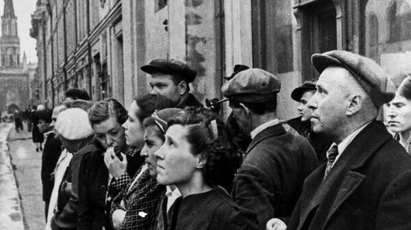Locuitori ai Moscovei la 22 iunie 1941 în timpul anunțului radio transmis de guvernul sovietic despre atacul perfid al Germaniei naziste asupra Uniunii Sovietice - Sputnik Moldova