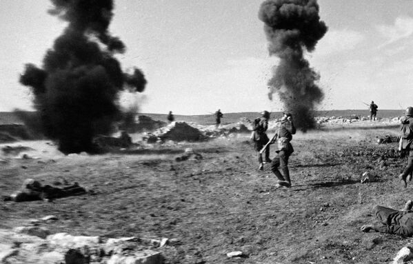 „Moartea unui soldat”. Marele Război pentru Apărarea Patriei. 1941-1945 Frontul Crimeei, direcția Kerci aprilie-mai 1942. - Sputnik Moldova-România
