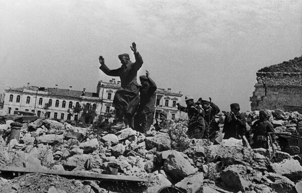 Пленные немцы на развалинах Севастополя около Графской пристани, 1942 год - Sputnik Молдова