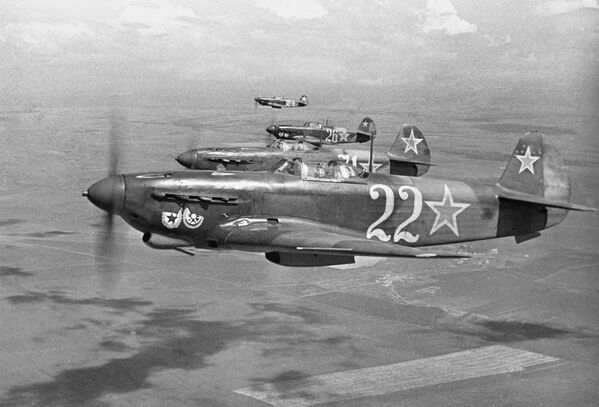 Истребители гвардейского Краснознаменного авиаполка в небе над Севастополем во время Великой Отечественной войны, 1944 год - Sputnik Молдова