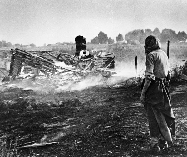 Гитлеровцы сожгли дотла белорусскую деревню, 1944 год - Sputnik Молдова