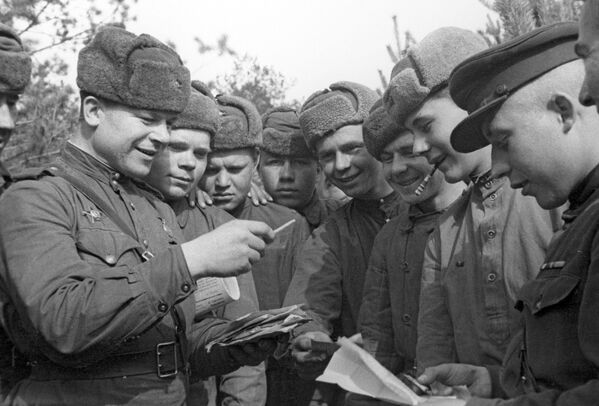 Советские воины во время разбора почты, 2-ой Белорусский фронт, 1944 год - Sputnik Молдова