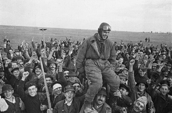 Locuitorii satului Omolika îl salută pe pilotul sovietic Semion Boiko, care a aterizat primul pe pământul iugoslav. - Sputnik Moldova-România