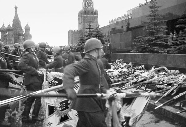 Moscova. 1945. Parada Victoriei. Steagurile armatelor fasciste învinse cad la zidurile Kremlinului. - Sputnik Moldova-România