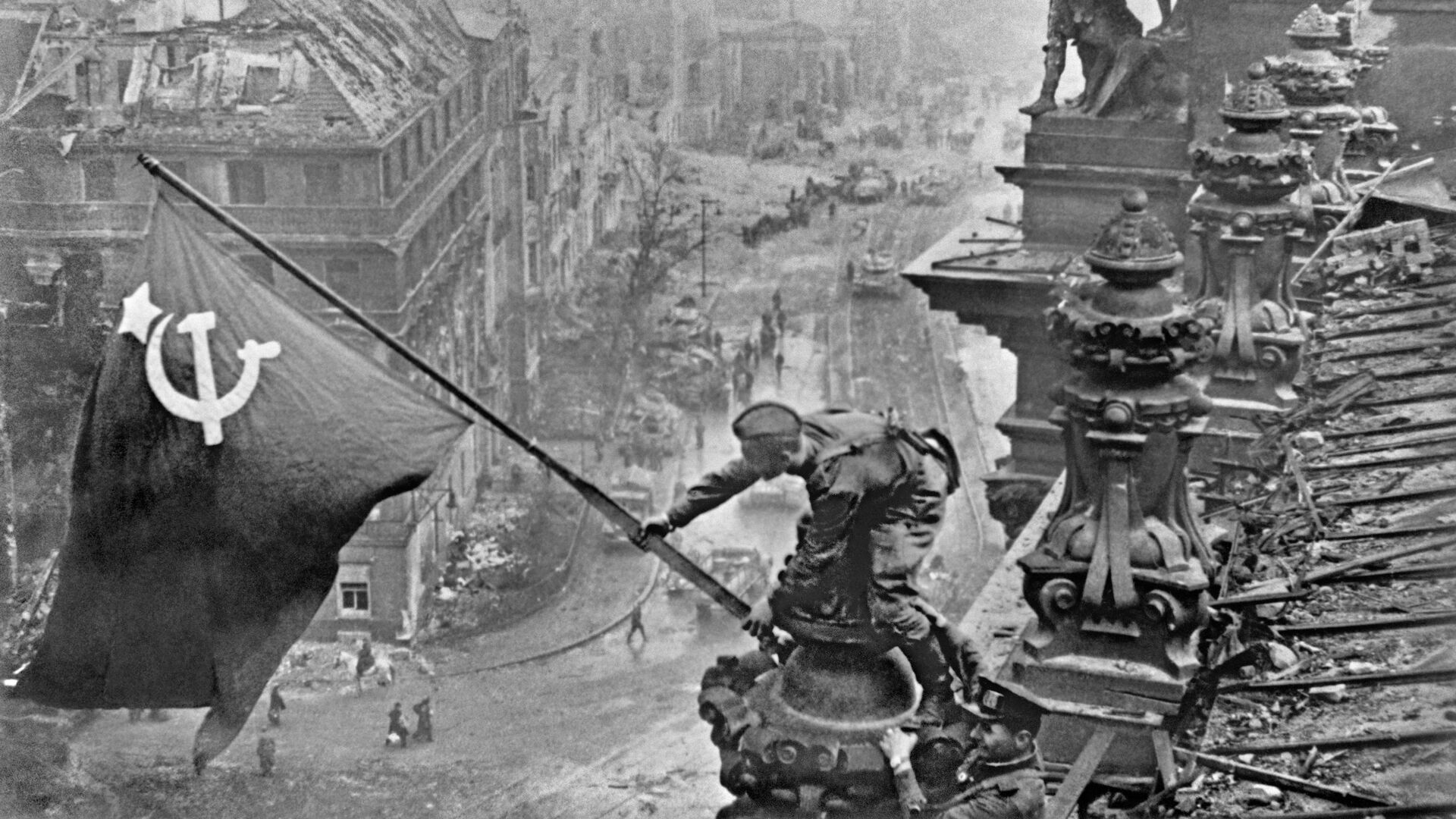 Знамя Победы над Берлином, 1945 год - Sputnik Молдова, 1920, 09.05.2021