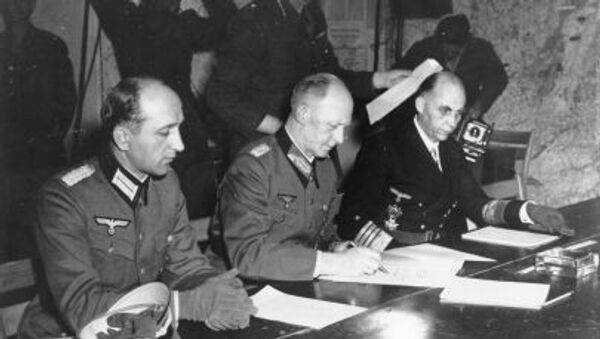Генерал-полковник Альфред Йодль подписывает Акт о капитуляции в Реймсе - Sputnik Молдова