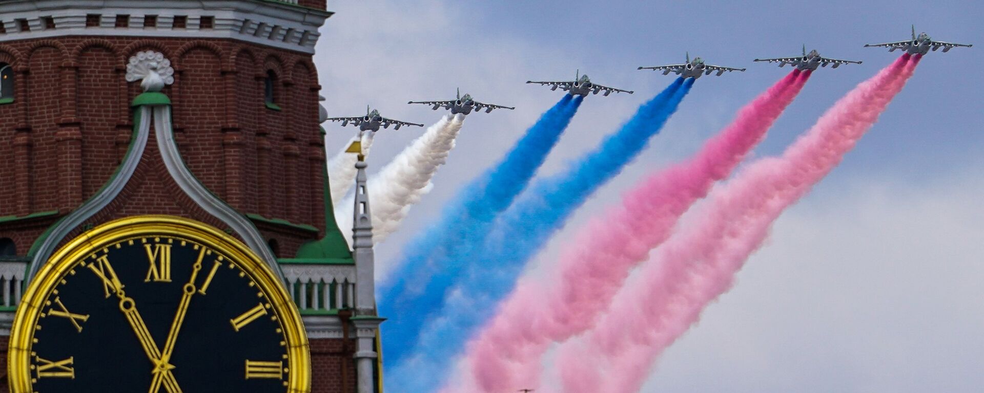 Самолеты-буксировщики мишеней Су-25БМ в небе во время репетиции воздушной части парада в честь 76-летия Победы в Великой Отечественной войне в Москве - Sputnik Молдова, 1920, 15.01.2025