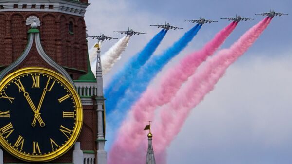 Самолеты-буксировщики мишеней Су-25БМ в небе во время репетиции воздушной части парада в честь 76-летия Победы в Великой Отечественной войне в Москве - Sputnik Молдова