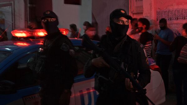 Ппротест против насилия со стороны полиции в фавеле Жакарезиньо в Рио-де-Жанейро - Sputnik Молдова