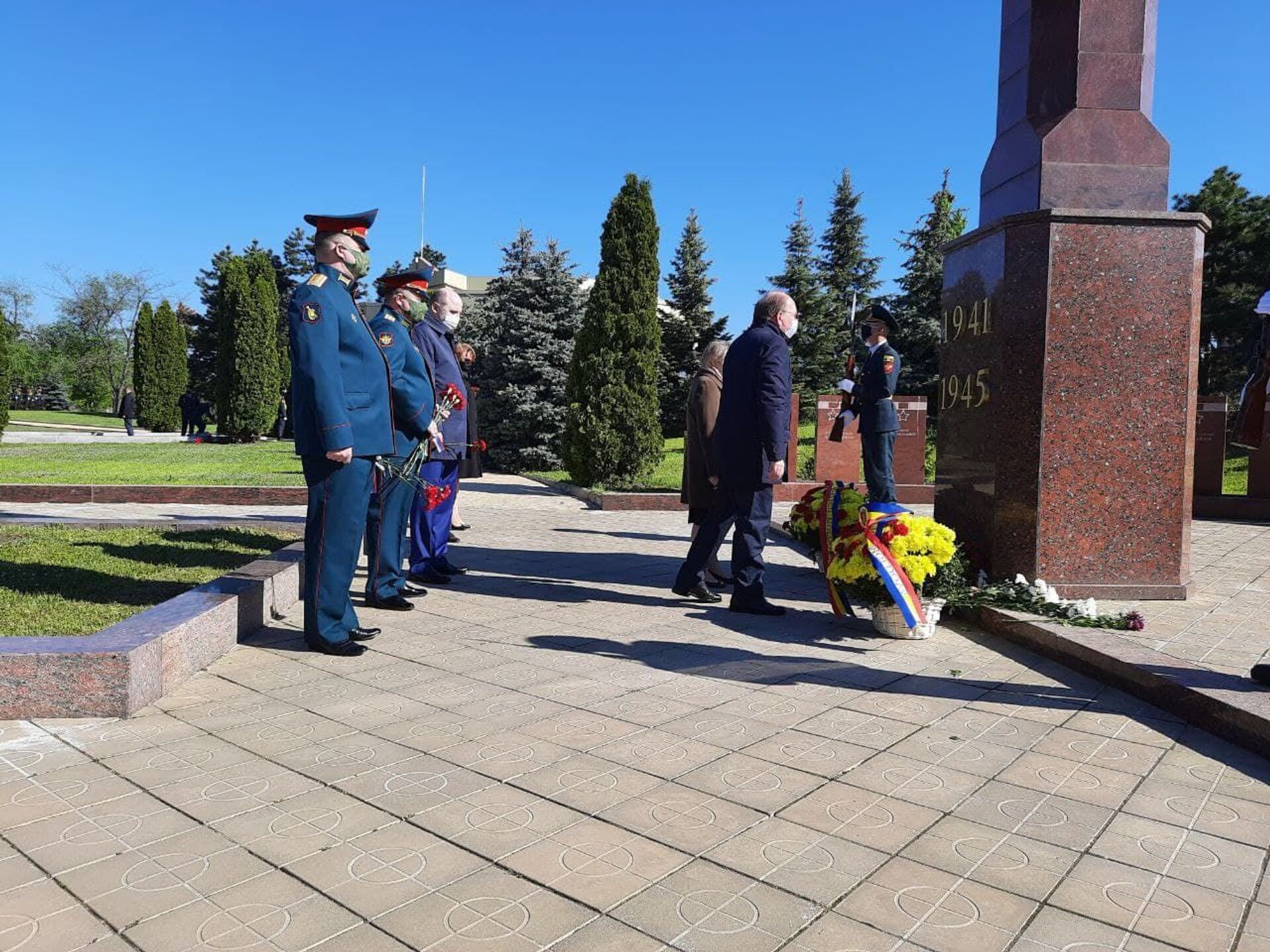 Flori în memoria eroilor căzuți în Marele Război pentru Apărarea Patriei - Sputnik Moldova, 1920, 09.05.2021