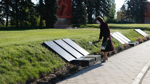 Президент Молдовы Майя Санду возложила цветы на мемориале Вечность - Sputnik Moldova