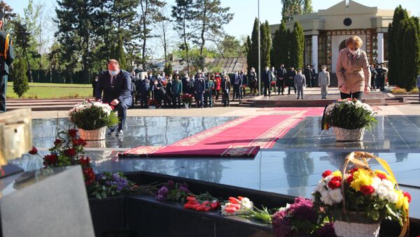 Depuneri de flori la Complexul Memorial Eternitate - Sputnik Moldova-România
