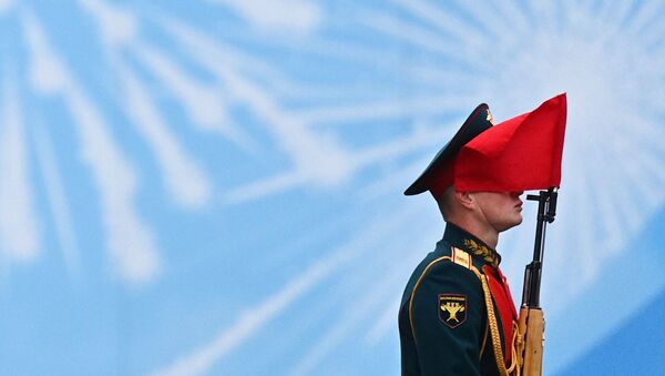 Un militar al gărzii de onoare, în timpul Paradei Victoriei - Sputnik Moldova