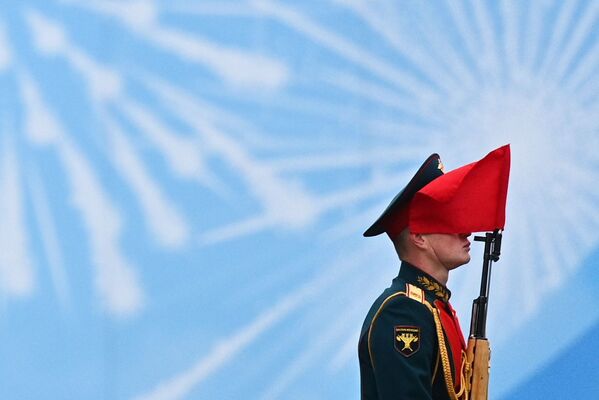 Военнослужащий парадных расчетов на военном параде в честь 76-й годовщины Победы в Москве - Sputnik Moldova