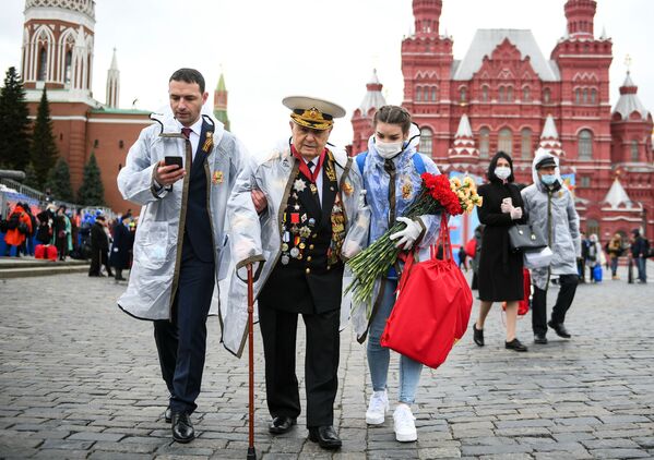 Ветеран ВОВ на Красной площади в Москве после Парада Победы - Sputnik Молдова