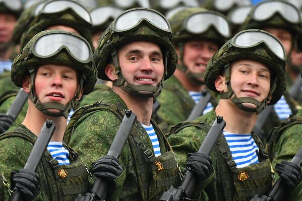 Военнослужащие воздушно-десантных войск на военном параде в Москве - Sputnik Moldova