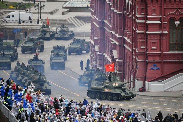 Танки Т-34-85 на военном параде в честь 76-й годовщины Победы в Великой Отечественной войне - Sputnik Молдова