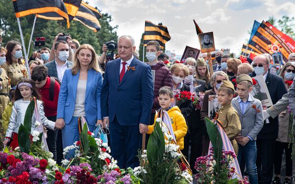 Возложение цветов на мемориале Вечность - Sputnik Молдова