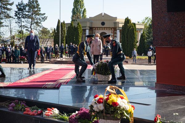 Depuneri de flori la Complexul Memorial Eternitate - Sputnik Moldova