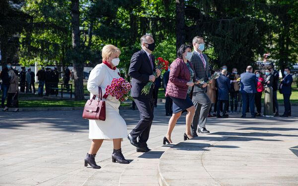 Возложение цветов на мемориале Вечность - Sputnik Молдова
