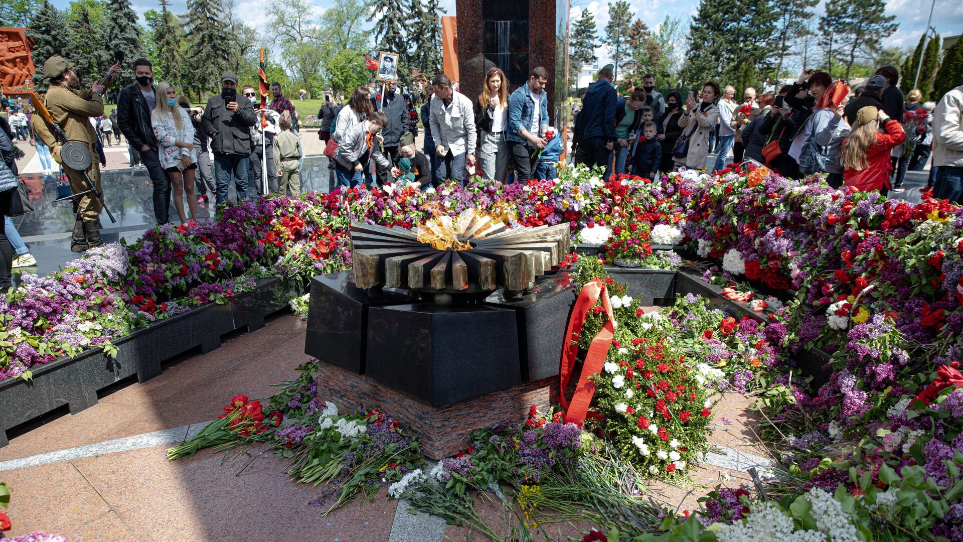 Depuneri de flori la Complexul Memorial Eternitate - Sputnik Moldova, 1920, 15.04.2022