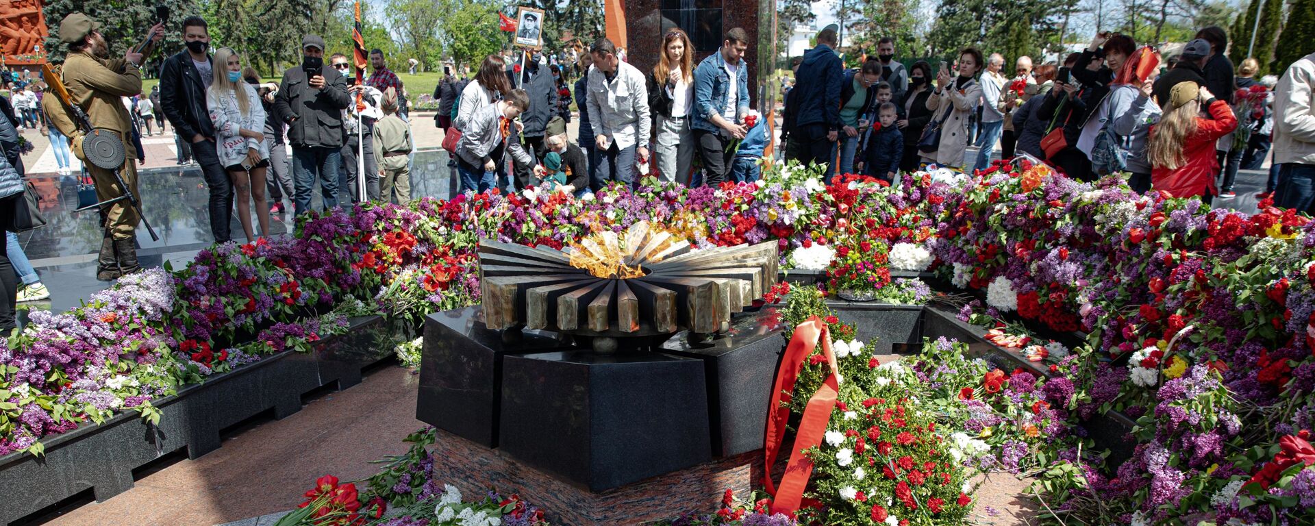 Depuneri de flori la Complexul Memorial Eternitate - Sputnik Moldova, 1920, 27.04.2022