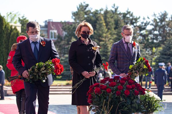 Depuneri de flori la Complexul Memorial Eternitate  - Sputnik Moldova