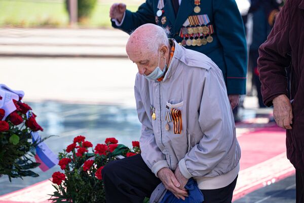 Depuneri de flori la Complexul Memorial Eternitate - Sputnik Moldova