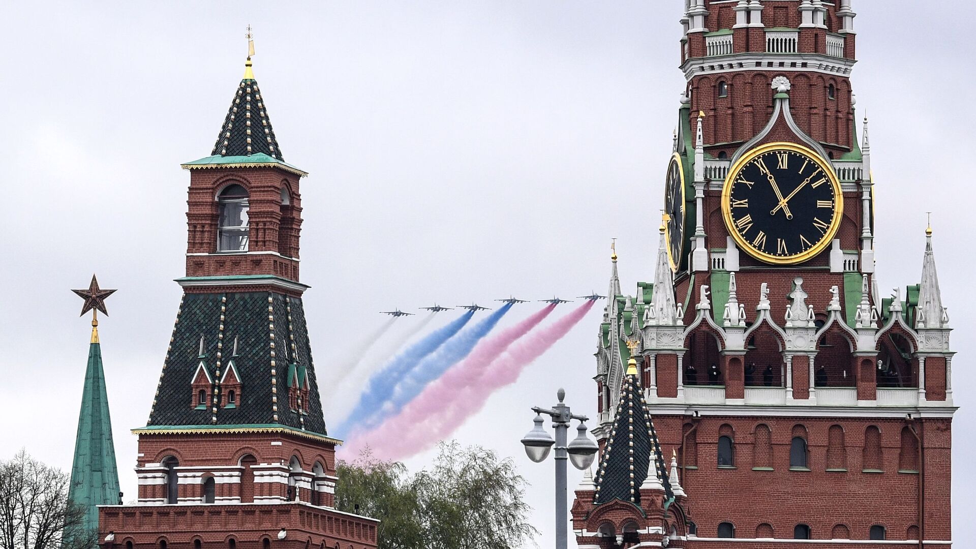 Самолеты-буксировщики мишеней Су-25БМ во время воздушной части парада в честь 76-й годовщины Победы в Великой Отечественной войне в Москве Самолеты-буксировщики мишеней Су-25БМ во время воздушной части парада в честь 76-й годовщины Победы в Великой Отечественной войне в Москве - Sputnik Moldova, 1920, 17.05.2025