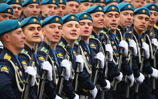 Военнослужащие воздушно-космических войск на военном параде в честь 76-й годовщины Победы в Великой Отечественной войне в Москве - Sputnik Молдова
