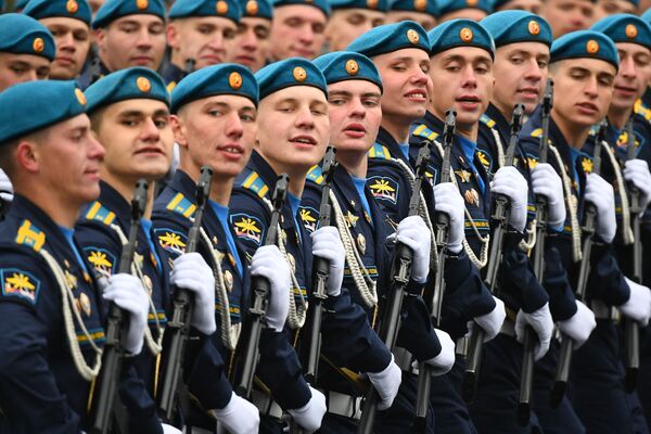 Военнослужащие воздушно-космических войск на военном параде в честь 76-й годовщины Победы в Великой Отечественной войне в Москве - Sputnik Moldova-România