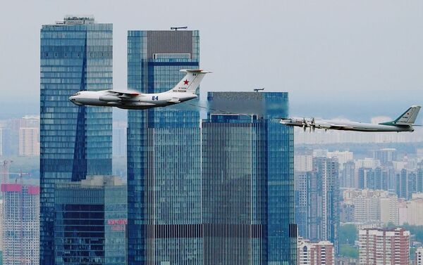 Самолет-заправщик Ил-78 и стратегический бомбардировщик-ракетоносец Ту-95МС пролетают над деловым центром Москва-сити - Sputnik Молдова