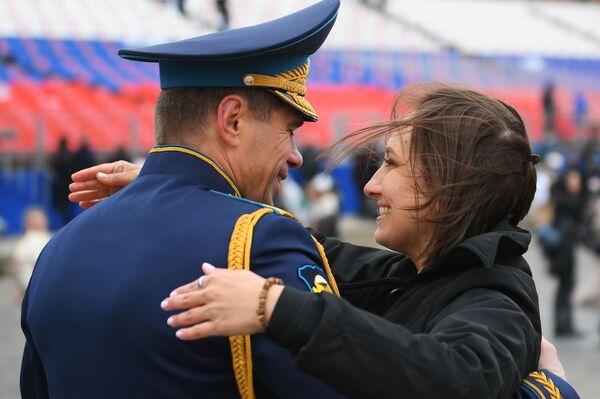 Военнослужащий с девушкой после окончания военного парада в Москве - Sputnik Moldova-România