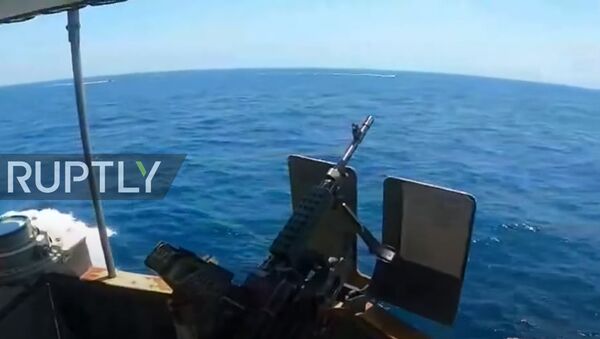 Iranian speedboats seen in close proximity to US naval vessel in Strait of Hormuz - Sputnik Moldova-România