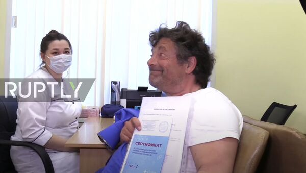 Депутат Бундестага Германии Дитер Дем получил вакцину Sputnik V от COVID-19 - Sputnik Moldova-România