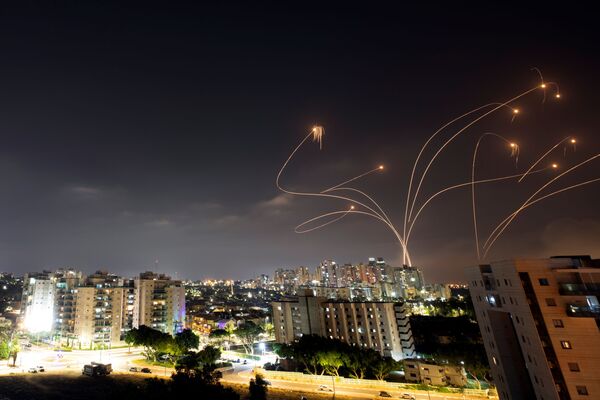 Израильская противоракетная система Железный купол перехватывает ракеты, запущенные из сектора Газа в направлении Израиля - Sputnik Moldova-România