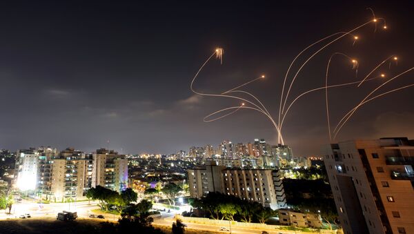 Израильская противоракетная система Железный купол перехватывает ракеты, запущенные из сектора Газа в направлении Израиля - Sputnik Moldova-România