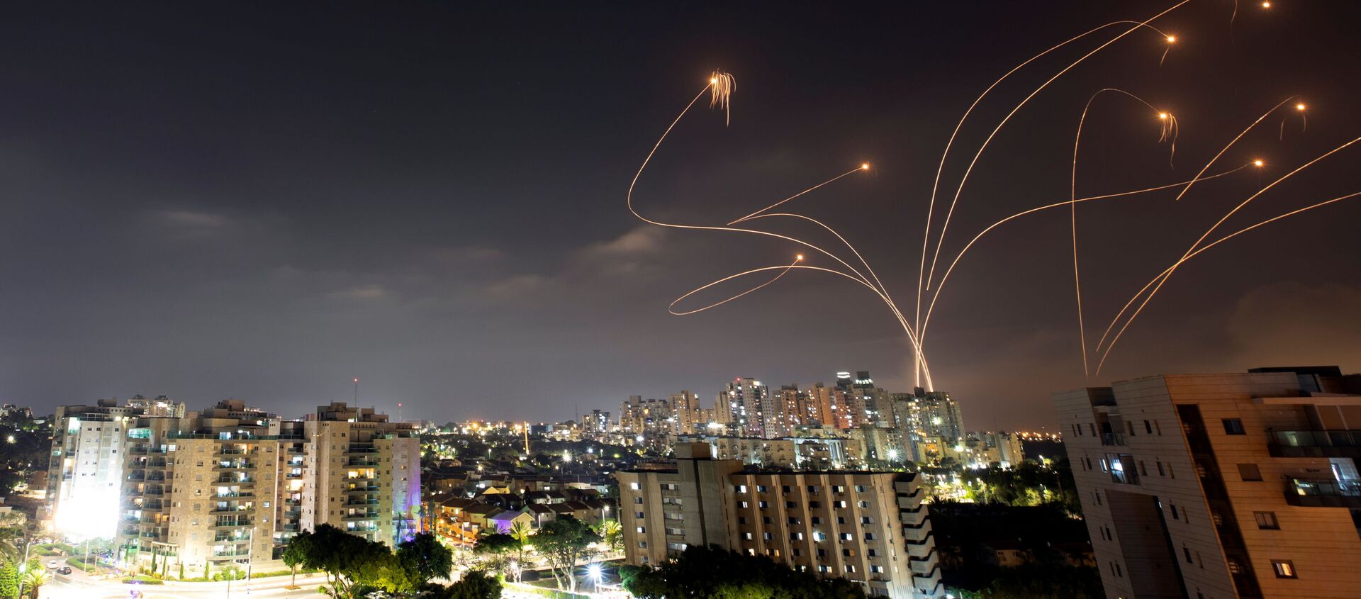 Израильская противоракетная система Железный купол перехватывает ракеты, запущенные из сектора Газа в направлении Израиля - Sputnik Moldova, 1920, 11.05.2021